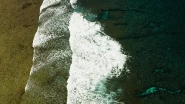 Mercan kayalıklarına çarpan dalgalar.