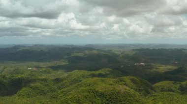 Tepeleri ve dağları olan Siargao Adası, Filipinler.