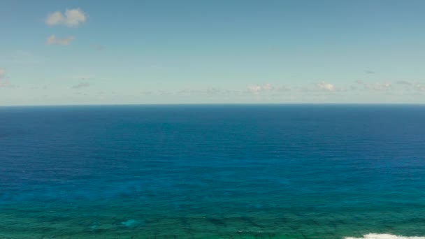 Meereslandschaft, blaues Meer, Himmel mit Wolken, Luftaufnahme — Stockvideo
