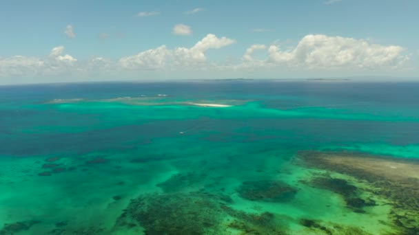 Paisaje marino con islas tropicales y agua turquesa. — Vídeos de Stock