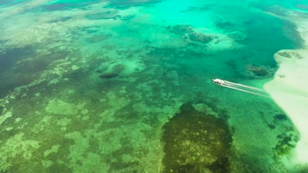 Paysage marin, récif corallien et mer bleue avec bateau à moteur . — Video
