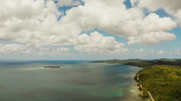 Mare, mare azzurro, cielo con nuvole e isole — Video Stock