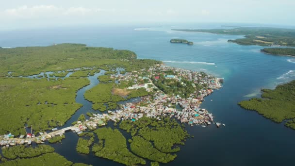 Vista aérea La ciudad está en manglares. Siargao, Filipinas. — Vídeo de stock