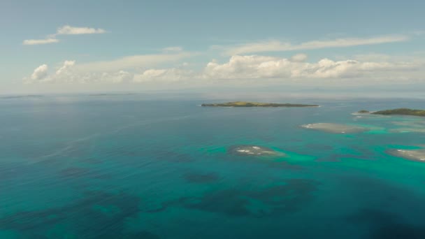 Морской пейзаж с тропическими островами и бирюзовой водой. — стоковое видео