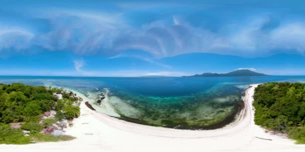 Trópusi sziget homokos tengerpart 360vr. Mantigue Island, Fülöp-szigetek — Stock videók