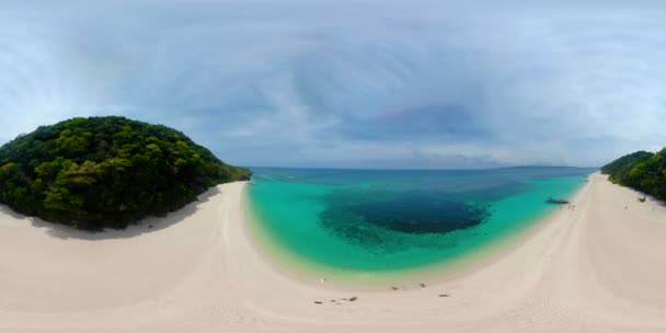 Tropisk strand och blå lagun 360VR. — Stockvideo