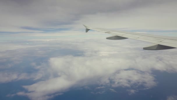 Vista de uma janela de avião no oceano. — Vídeo de Stock