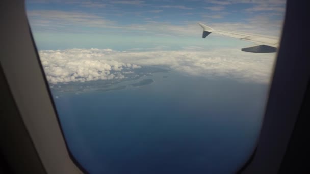 Vue depuis une fenêtre d'avion sur l'océan. — Video