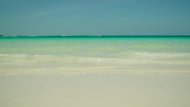 Tropická písečná pláž a modré moře, Filipíny. — Stock video
