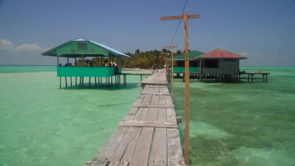 Mercan adasında plajı olan tropik bir ada. Onok Adası Balabac, Filipinler. — Stok video