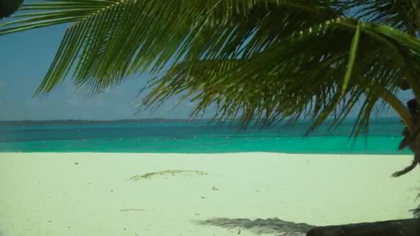 Tropikalna piaszczysta plaża i błękitne morze, Filipiny. — Wideo stockowe