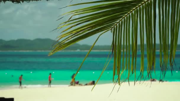 Playa tropical de arena y mar azul, Filipinas. — Vídeos de Stock