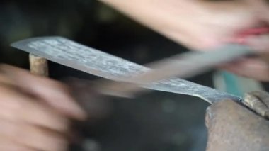 Bir palayı raspayla keskinleştirmek.