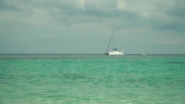 Yate de lujo en el mar. — Vídeo de stock