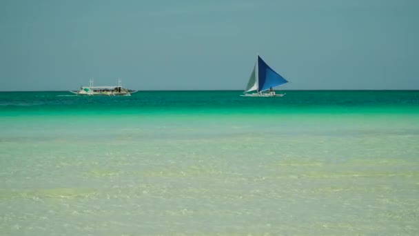 Vitorlás hajó a kék tengeren. Boracay-sziget Fülöp-szigetek. — Stock videók