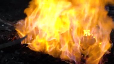 Yanan kömürlü demirci ocağı.