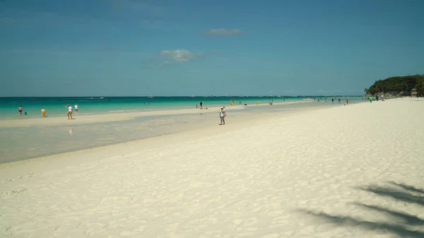 Playa tropical de arena y mar azul, Filipinas. — Foto de Stock