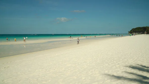 Playa tropical de arena y mar azul, Filipinas. —  Fotos de Stock