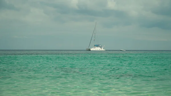 Yacht di lusso nel mare. — Foto Stock