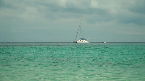 Yate de lujo en el mar. — Foto de Stock