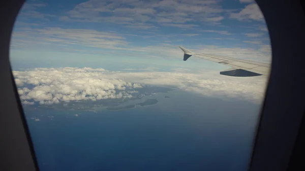 Utsikt från ett flygplansfönster på havet. — Stockfoto
