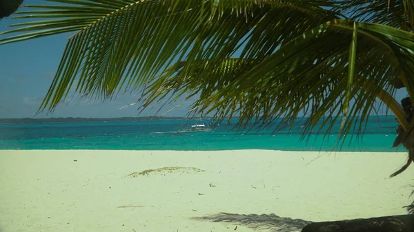 Playa tropical de arena y mar azul, Filipinas. — Foto de Stock