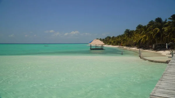 Isola tropicale con una spiaggia sull'atollo. Isola di Onok Balabac, Filippine. — Foto Stock