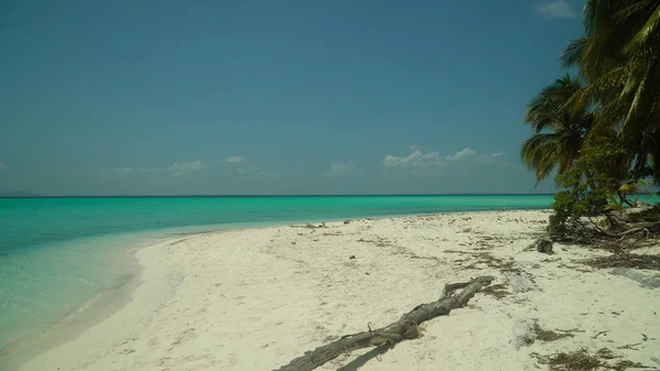 Isola tropicale con una spiaggia sull'atollo. Isola di Onok Balabac, Filippine. — Foto Stock