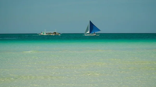 Zeilboot in blauwe zee. Boracay eiland Filippijnen. — Stockfoto