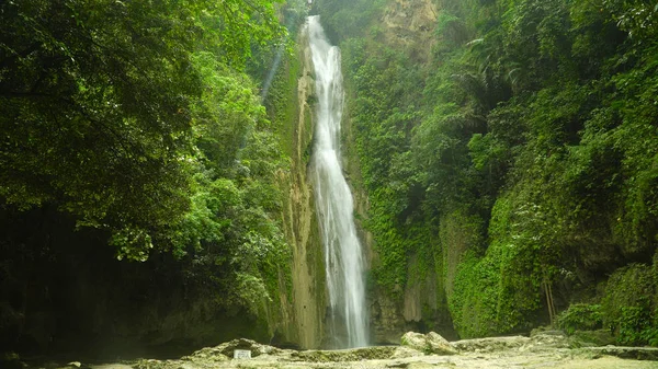 Schöner tropischer Wasserfall Philippinen, Cebu — Stockfoto