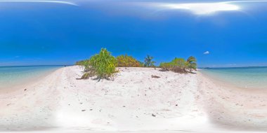 Kumlu bir plaj ve mavi deniz ile seyahat konsepti. 360vr. Balabac, Palawan, Filipinler.