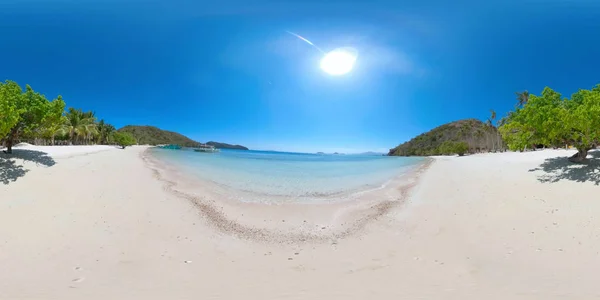 Plaja tropicala si marea albastra 360VR . — Fotografie, imagine de stoc