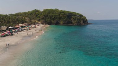 Tropik bir tatil beldesinde kumlu bir sahil