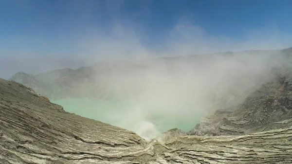 火口湖と山の風景 — ストック写真