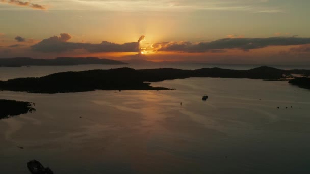 Färgglad solnedgång över tropiska öar. — Stockvideo