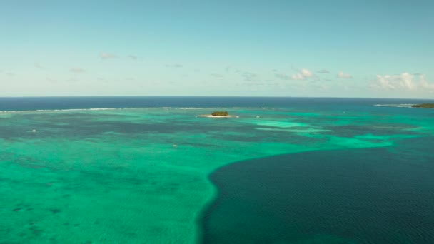 Isola tropicale di Guyam con spiaggia sabbiosa e turisti. — Video Stock