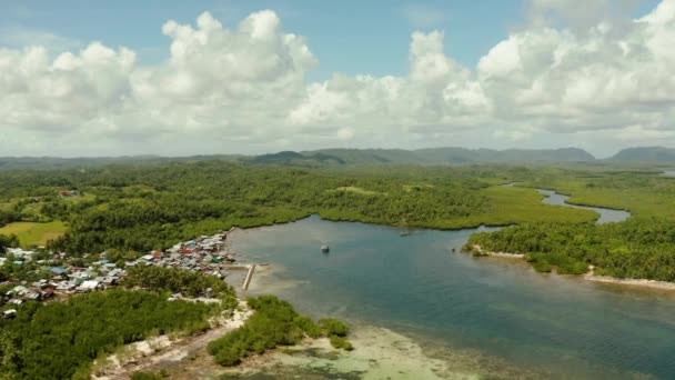 Hava manzarası. Kasaba mangrovlarda. Siargao, Filipinler. — Stok video