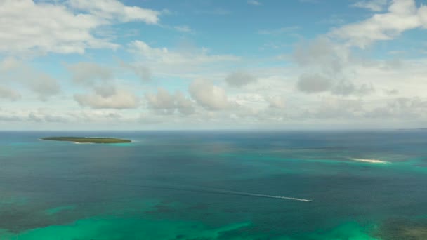 Paisaje marino con islas tropicales y agua turquesa. — Vídeo de stock