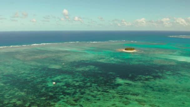 Tropisch Guyam Eiland met een zandstrand en toeristen. — Stockvideo