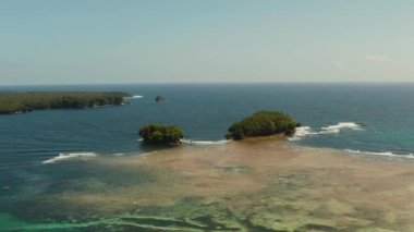 Okyanustaki tropik adalar.