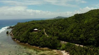 Siargao adası kıyıları, mavi okyanus ve dalgalar.