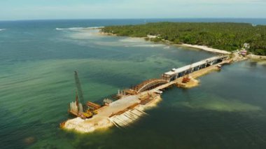 Siargao adasında inşaat halindeki köprü.