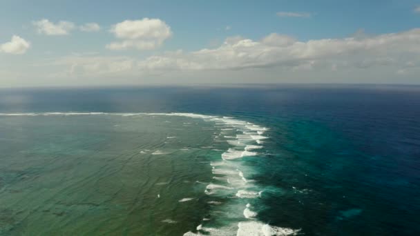 Seascape, modré moře, obloha s mraky, letecký pohled — Stock video