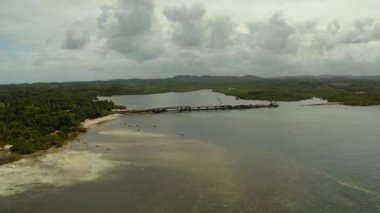 Siargao adasında inşaat halindeki köprü.