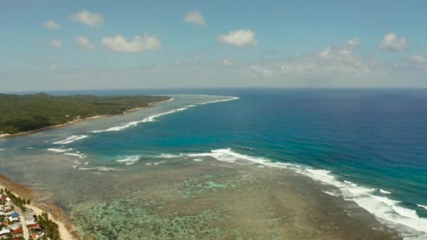 De kust van Siargao eiland, blauwe oceaan en golven. — Stockvideo