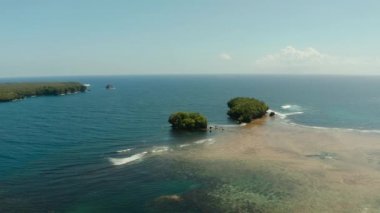 Okyanustaki tropik adalar.