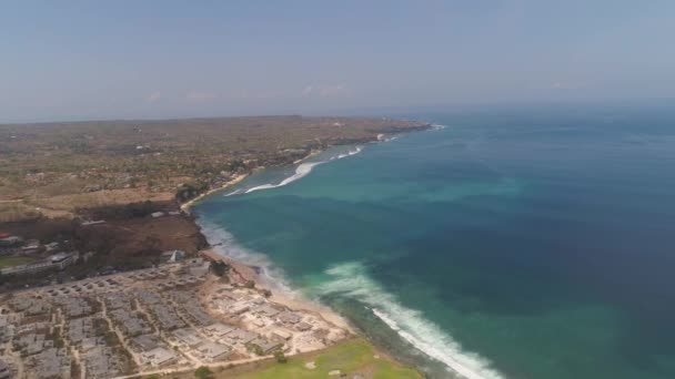 Przylądek morski z plażą Bali, Indonezja — Wideo stockowe