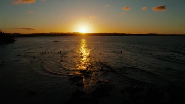 Pôr-do-sol colorido sobre ilhas tropicais. — Vídeo de Stock