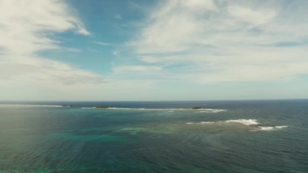 波涛汹涌的海洋和岩石岛屿。Siargao，菲律宾. — 图库视频影像