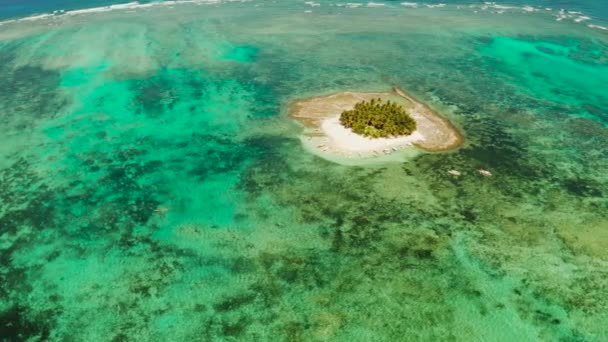 Tropical Guyam Island με αμμώδη παραλία και τουρίστες. — Αρχείο Βίντεο